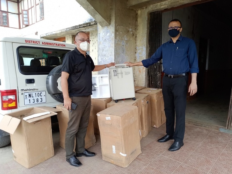 DC Tuensang, Kumar Ramnikant handing over the oxygen concentrators from Medical Oxygen for All (MOfA) to CMO Tuensang, Dr Lanuchuba on June 16. (DIPR Photo)